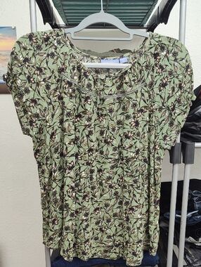 Laura Scott Sage Green Floral Short Sleeve Blouse